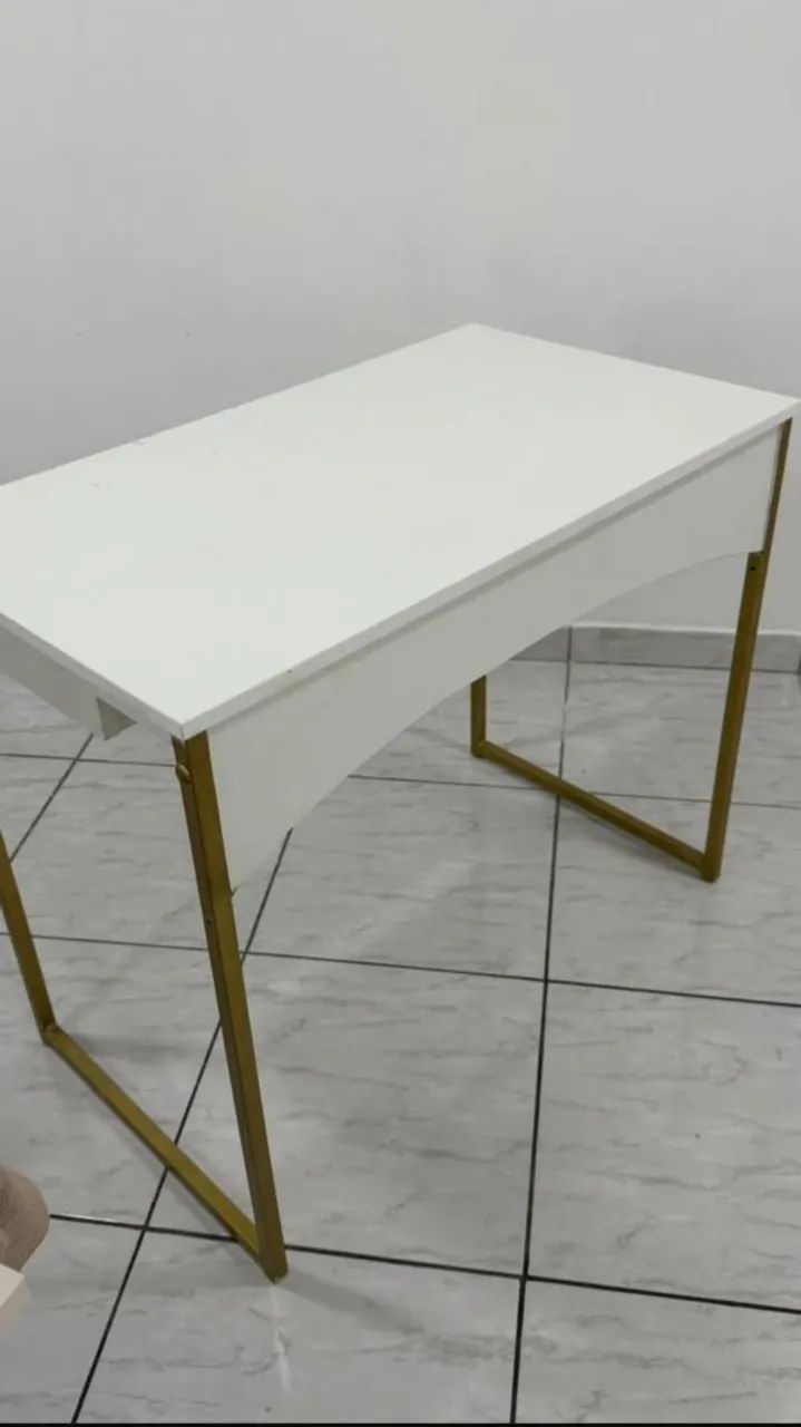 Mesa com divisória na gaveta 