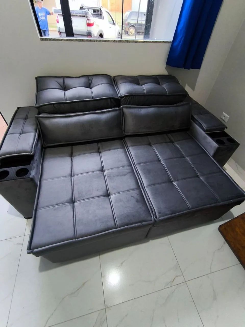 Sofá retrátil e reclinável com porta copos 