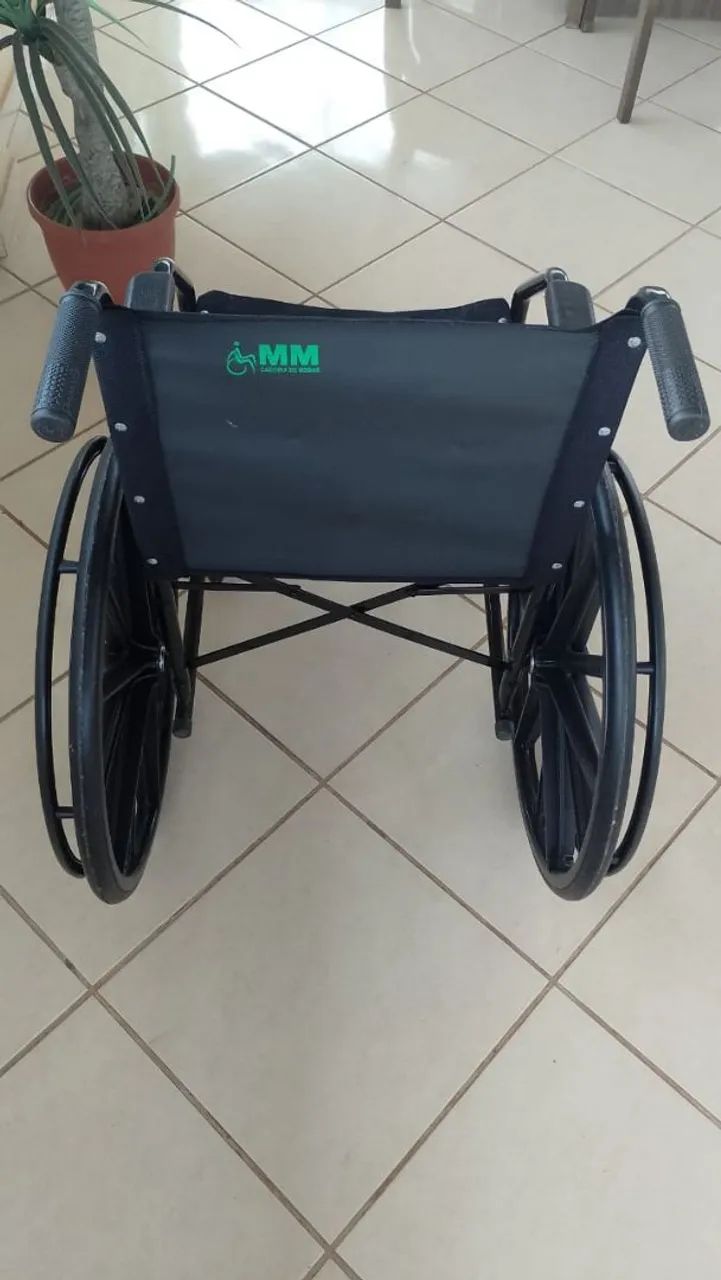 Cadeira De Rodas Dobrável Preto (muito nova, único dono) - Foto 5