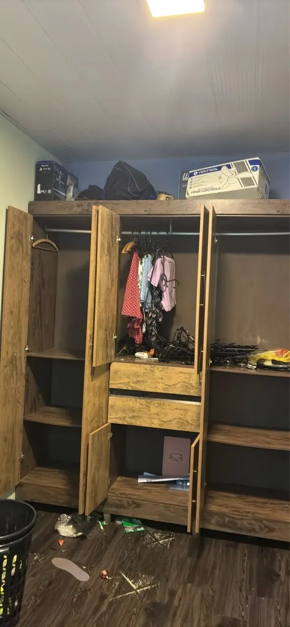 Estou vendo guarda roupa de casal 