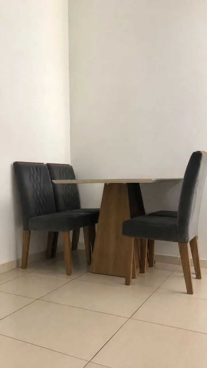 Mesa com 4 cadeiras 
