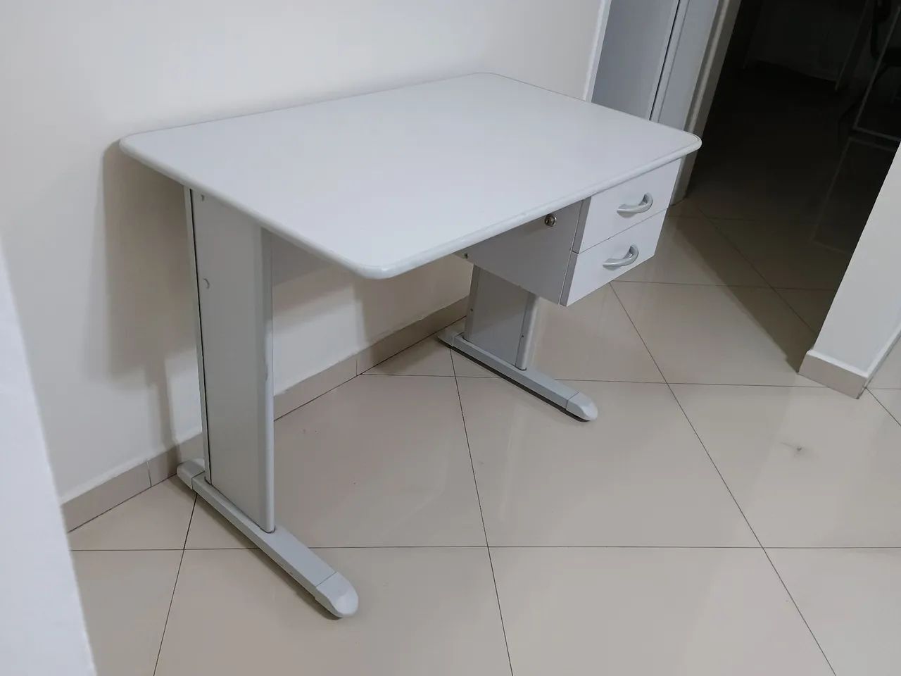 Mesa de Escritório com Gavetas - Foto 3