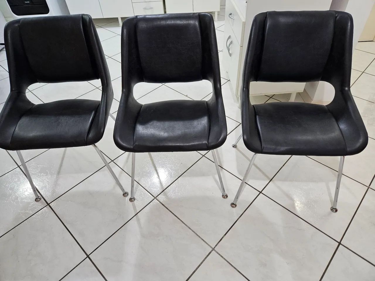 Cadeiras em couro preto e pés de alumínio 6pcs - Foto 5