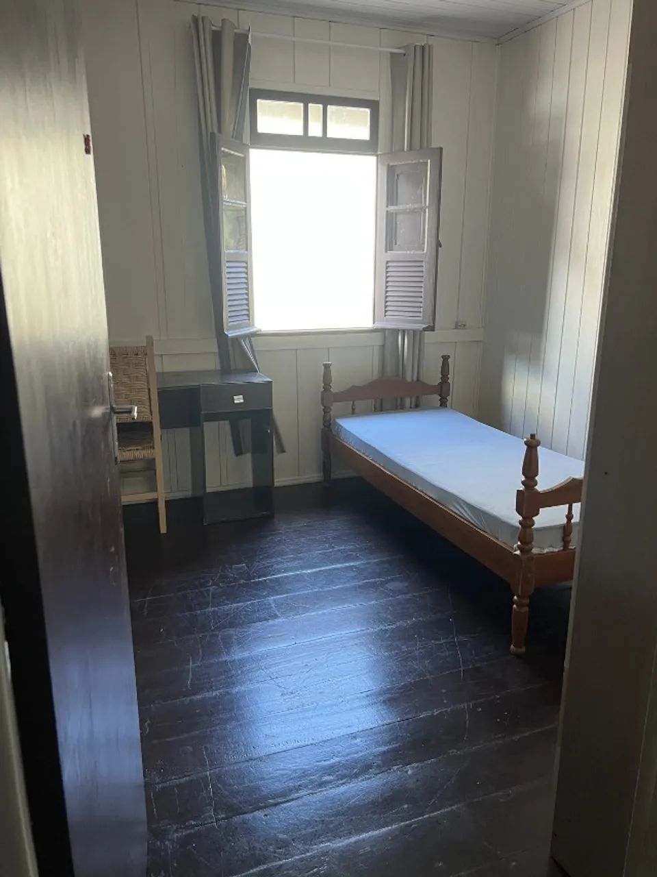 Quarto mobiliado para alugar na Agronômica