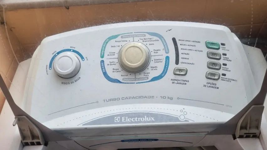 Máquina de lavar boa e funcionando.