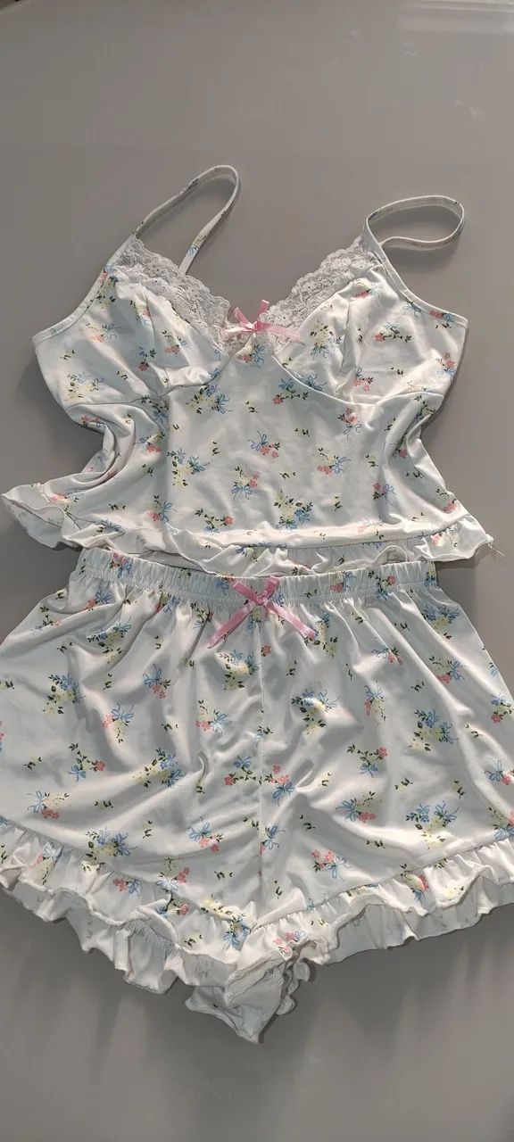 Pijama feminino florido com renda 