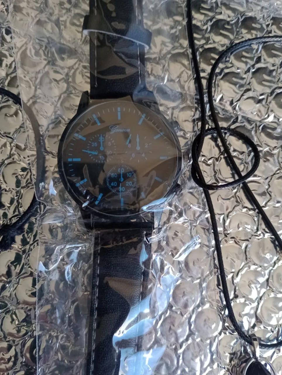 Relogio preto com ponterio azul  pulseira de couro e pingente ultimo do estoque