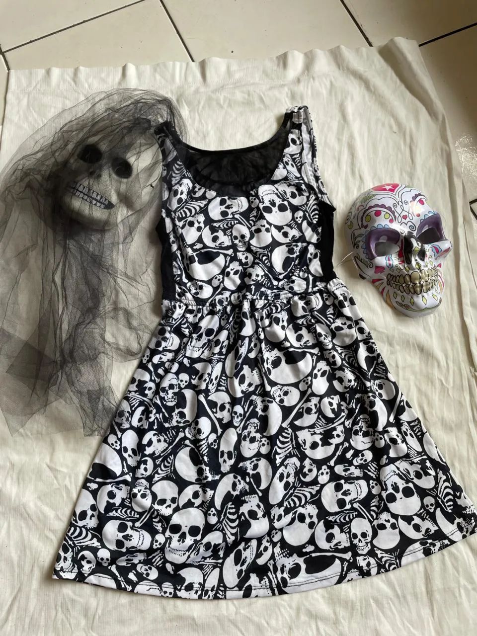 Vestido caveirinha dark preto e branco  - Foto 2