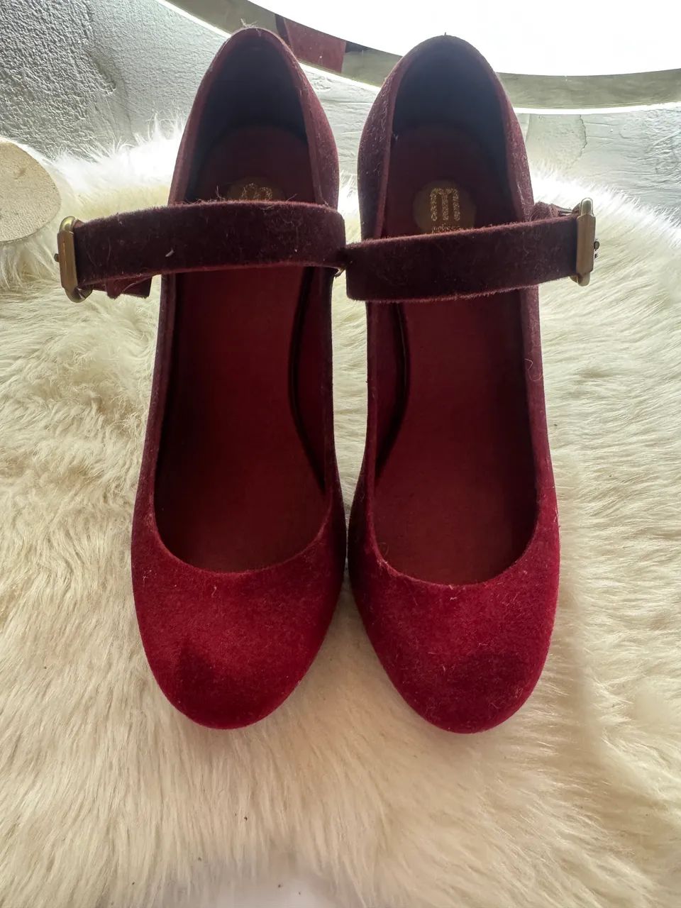 Melissa de salto, flocada de vermelho bordô.