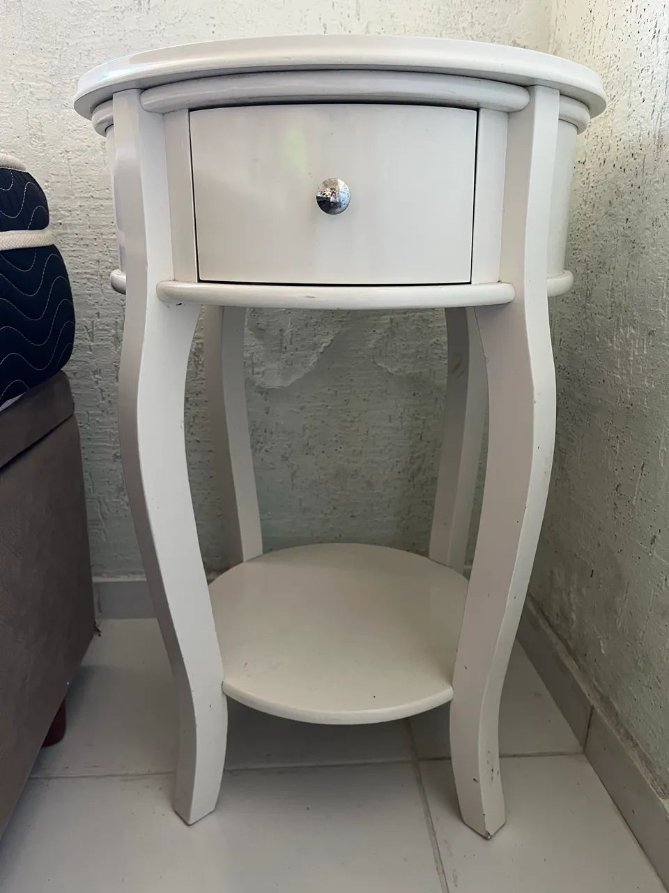 Mesa de cabeceira clássica madeira