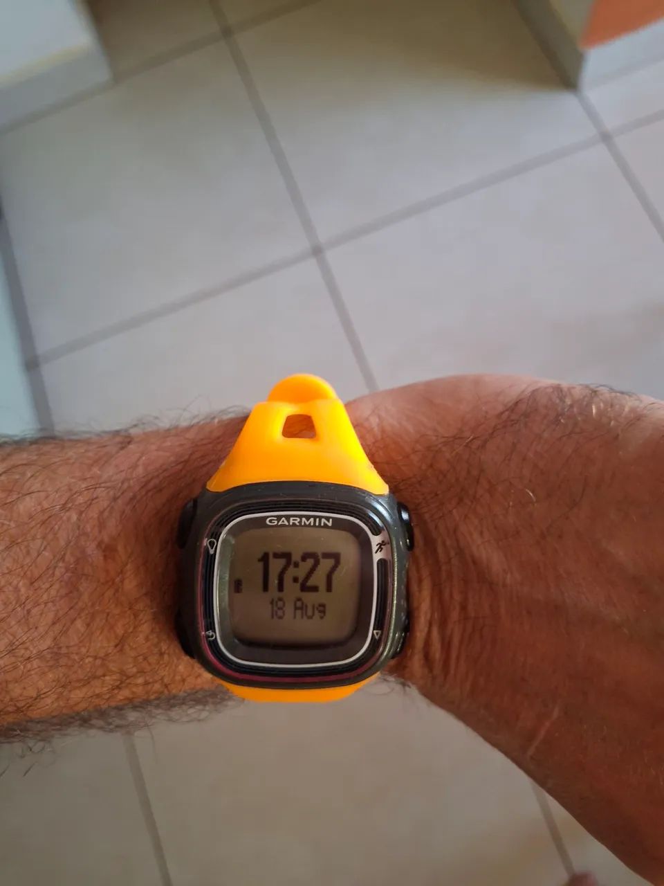 Garmin Forerunner 10 (com carregador + pulseira nova) - Foto 2