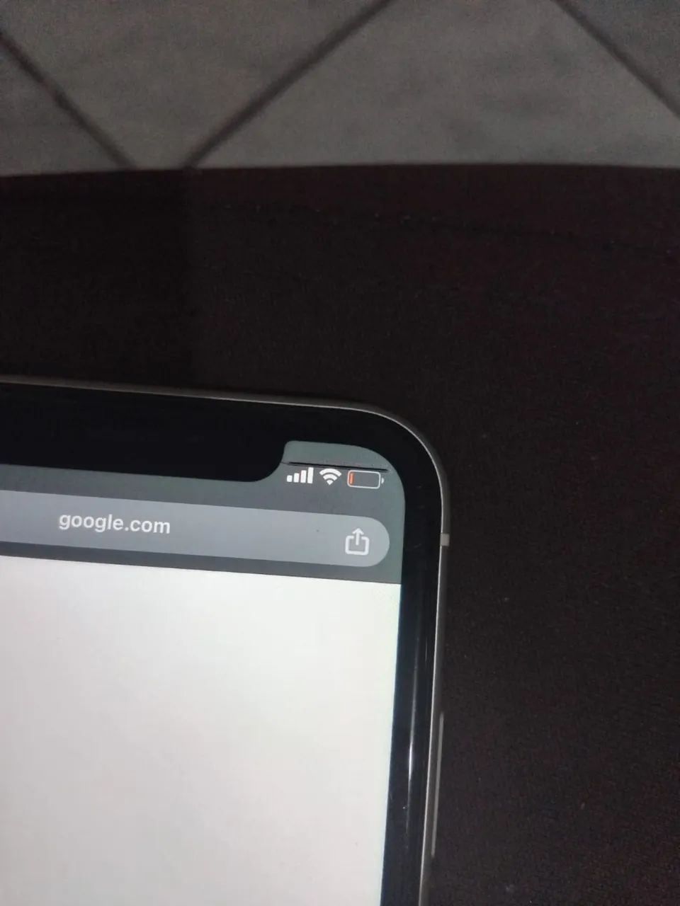 IPHONE XR COM UMA LISTRA PRETA 64GB