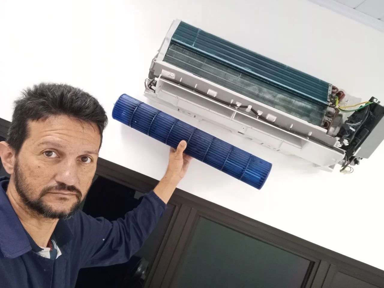 Instalação e manutenção em condicionadores de ar.