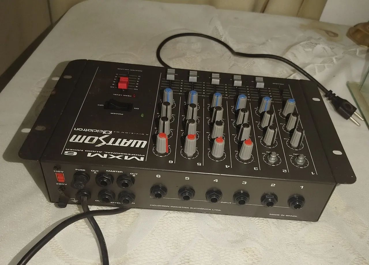Mesa de som para microfones
