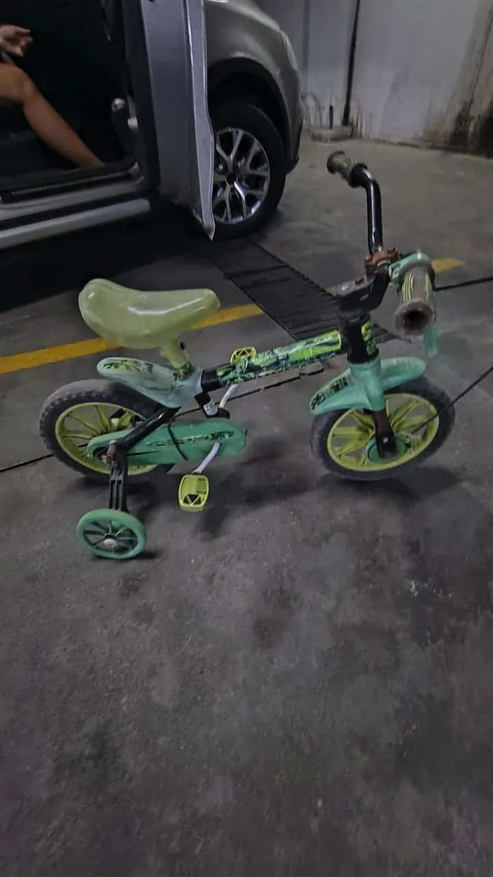 Bicicleta pequena  , só com marca de uso 