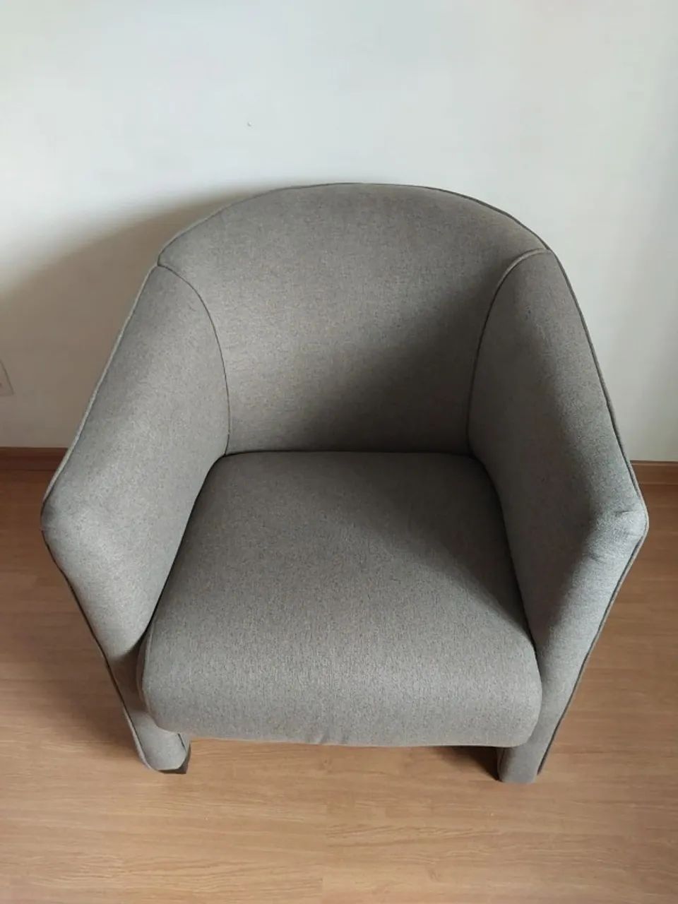 Poltrona decorativa fixa, modelo "ferradura" ou concha