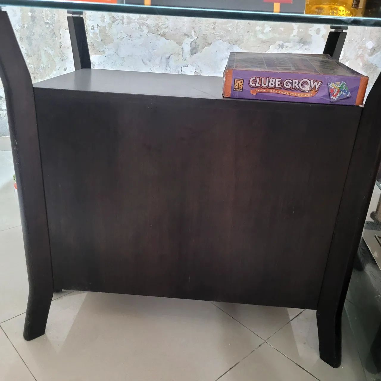 Mesa retangular com tampo de vidro e base de madeira para 06 lugares.