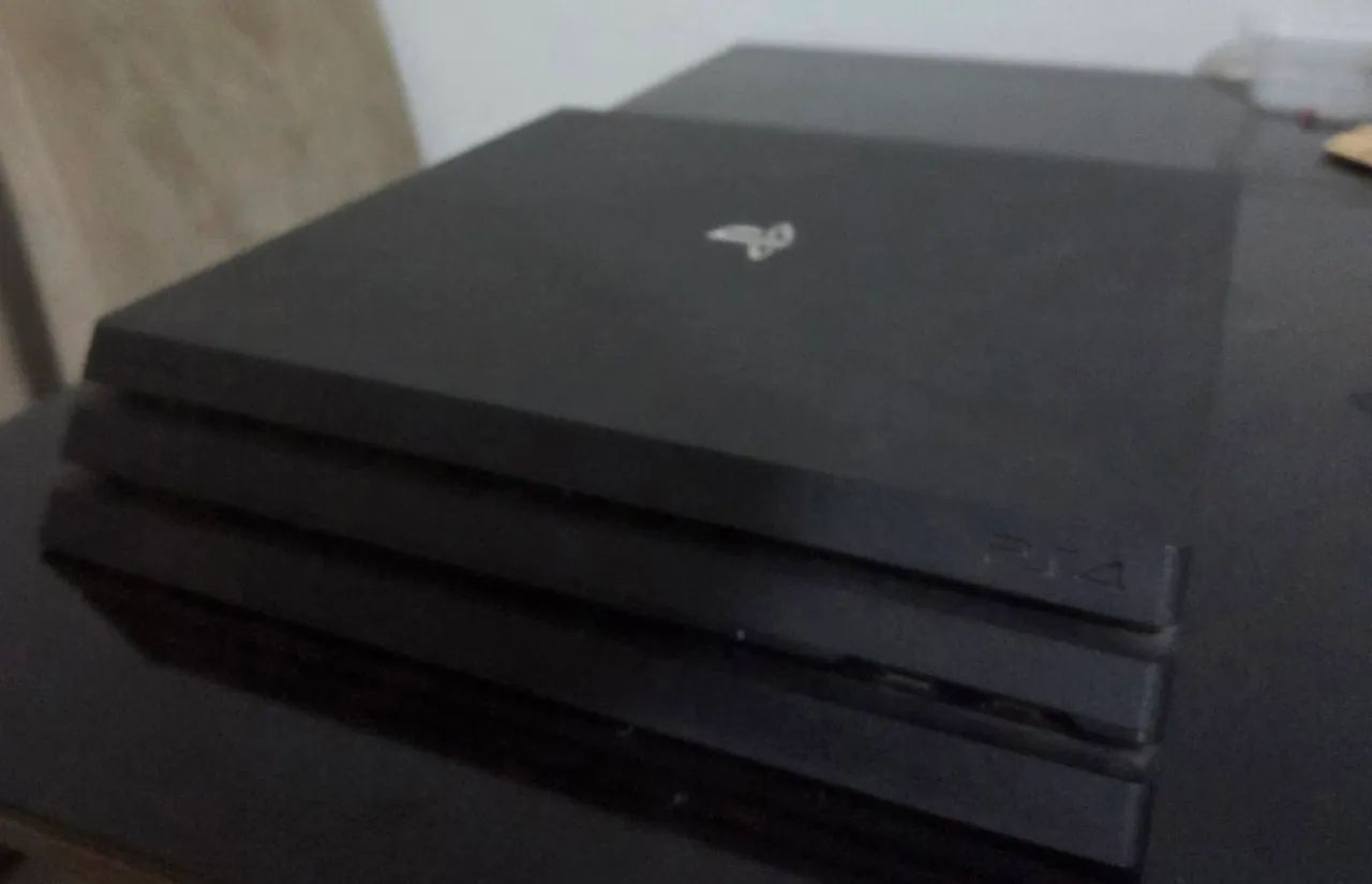 Ps4 Pro usado, base de carregamento e 2 controles 