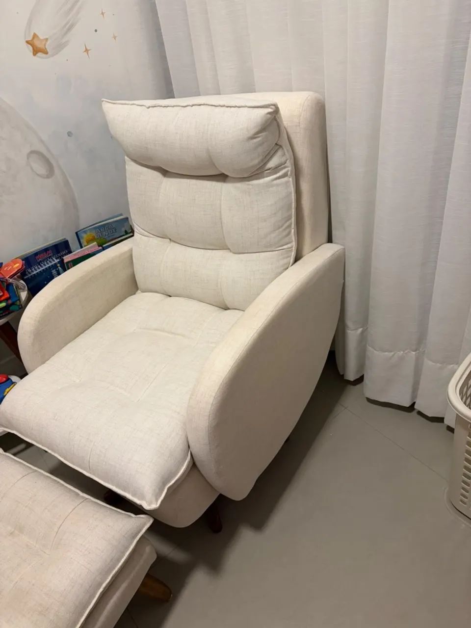 Poltrona de amamentação com apoio de pés 