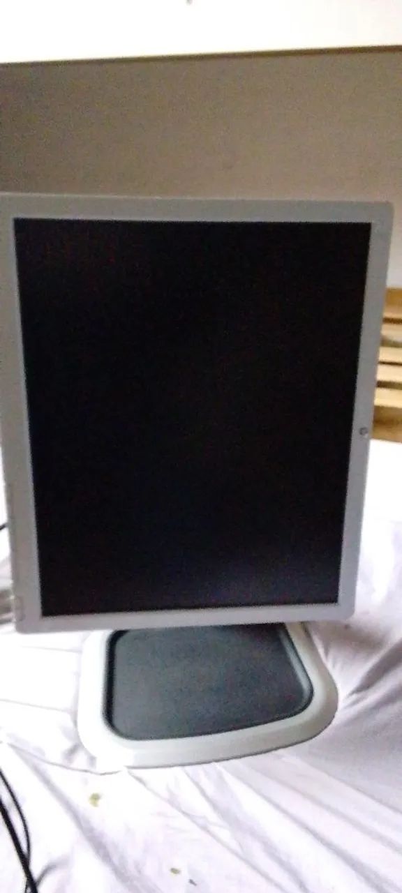 Monitor Hp Compaq La1951g usado - Foto 4