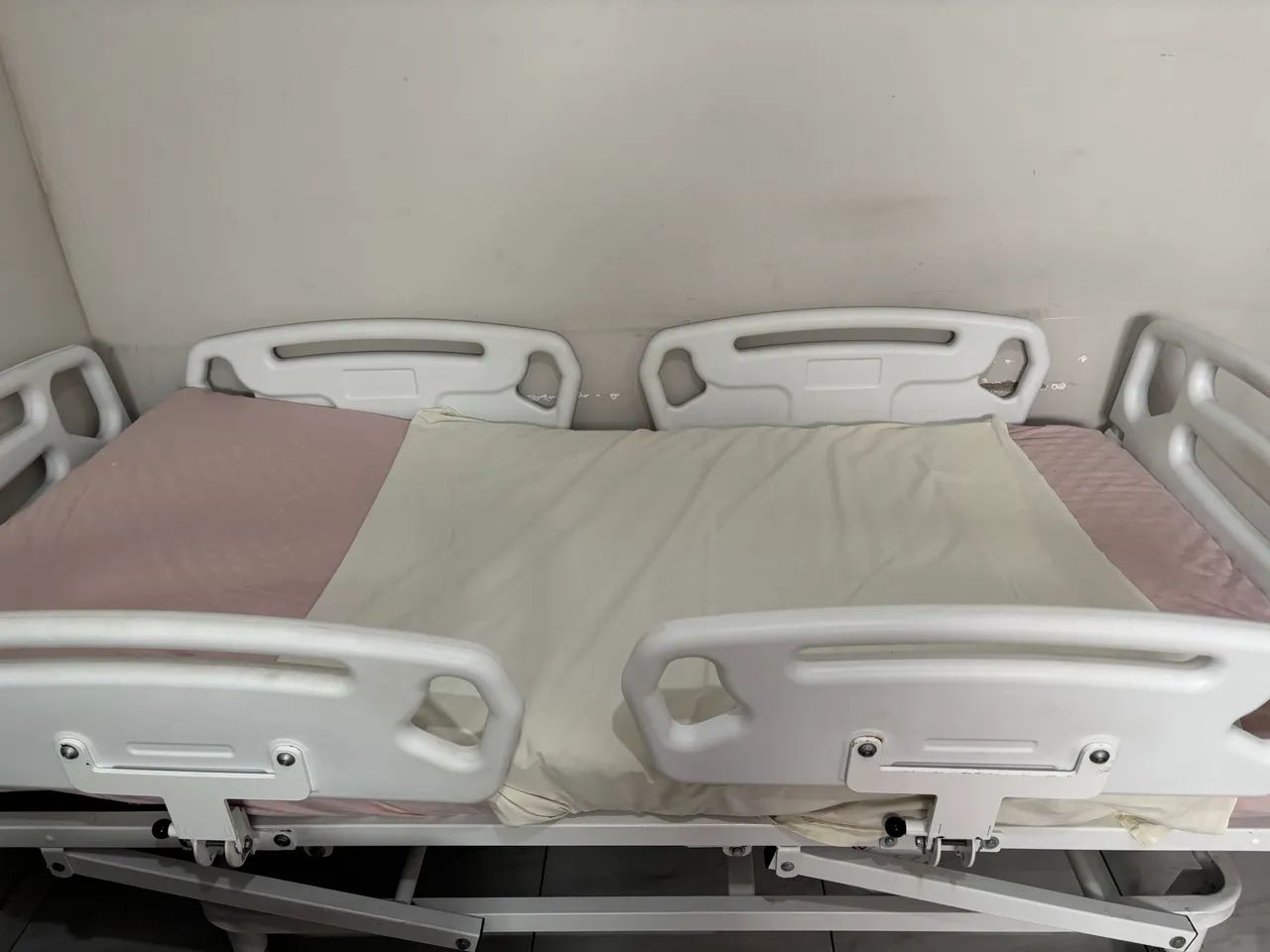 Cama hospitalar ajustável a manivela - Foto 5