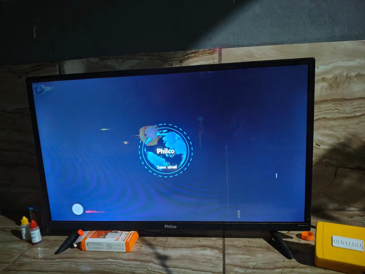 TV smartv 32 polegadas com  mancha mais não interfere em nada  - Foto 3
