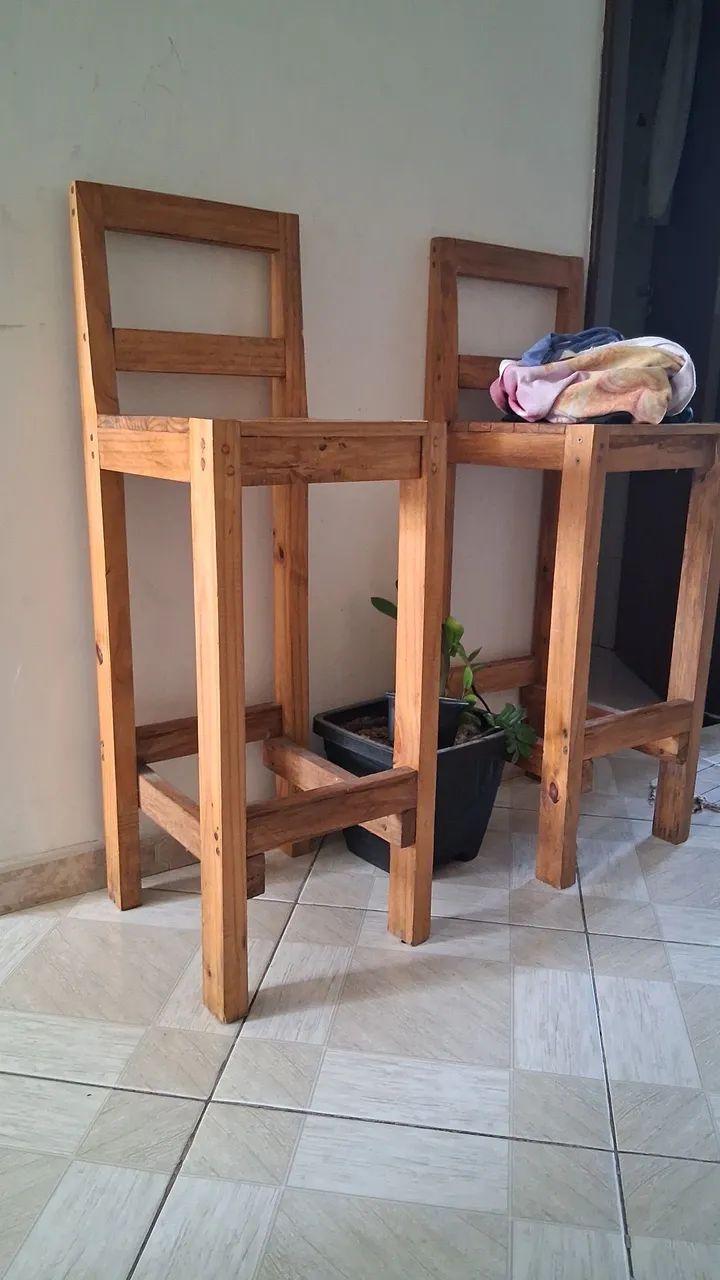 Vendo 02 Cadeiras rústicas para balcão  - Foto 2