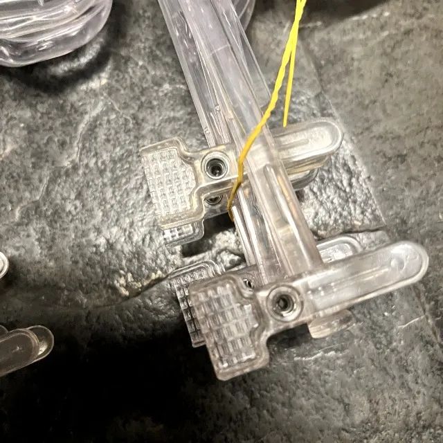 Cabide Acrílico Transparente com Presilhas para Calças e Saias - Usado - Foto 5
