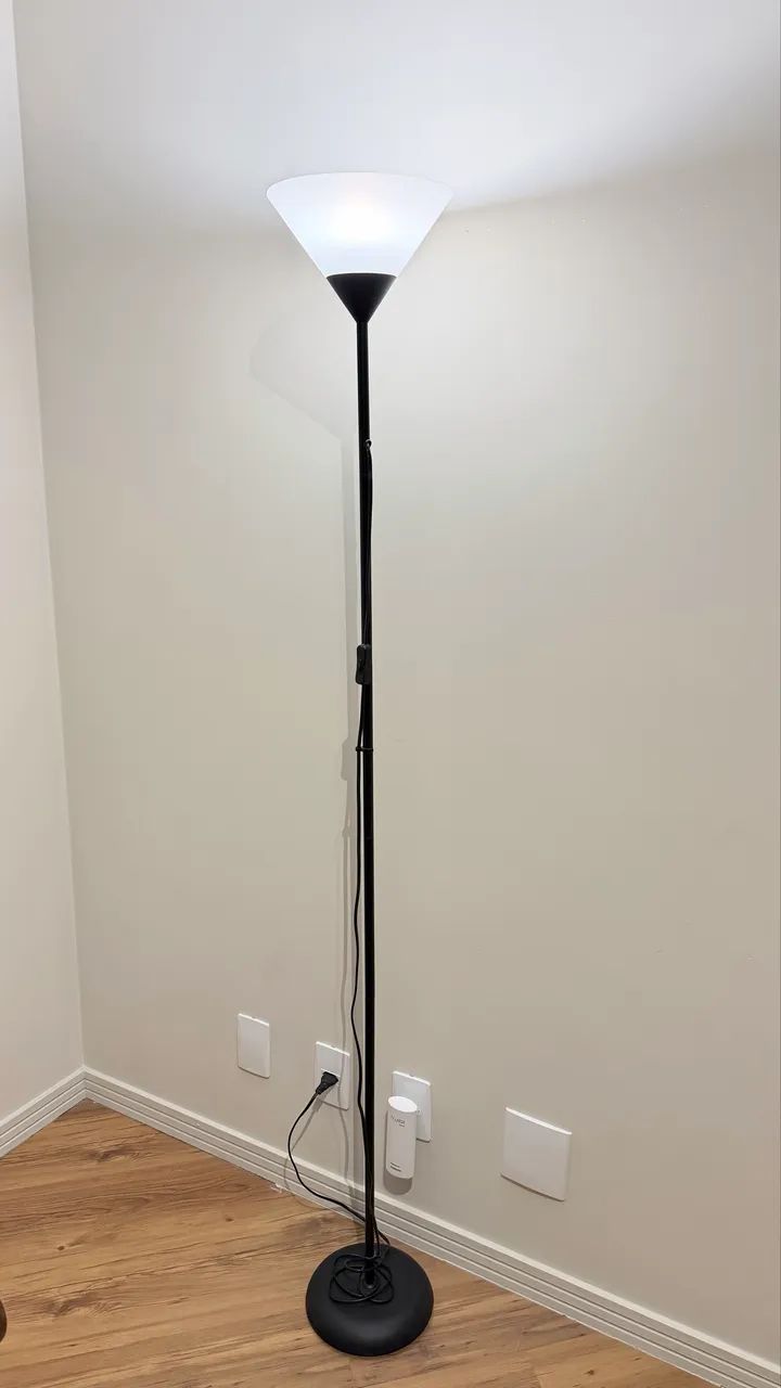 Luminária de Chão Preta em Perfeito Estado - Foto 3
