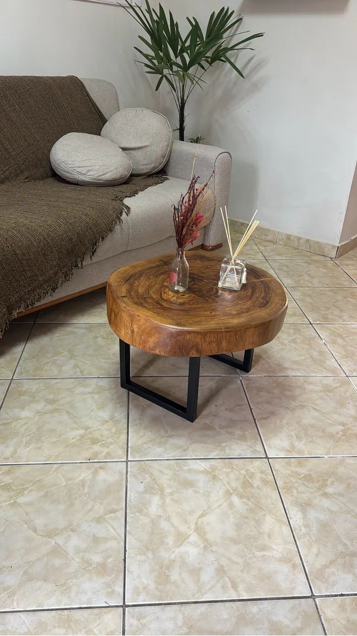 Mesa de centro orgânica acabamento premium