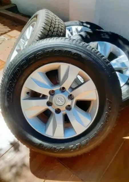 Roda 17 hilux 2017 com pneus e otimo estado.  - Foto 3