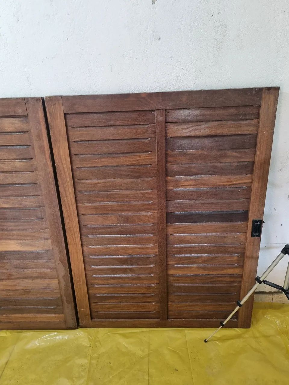 Lote com 4 Janelas de Madeira Maciça - Med. 1,25 x 1,00m<br><br>2 para Revitalizar - Foto 2