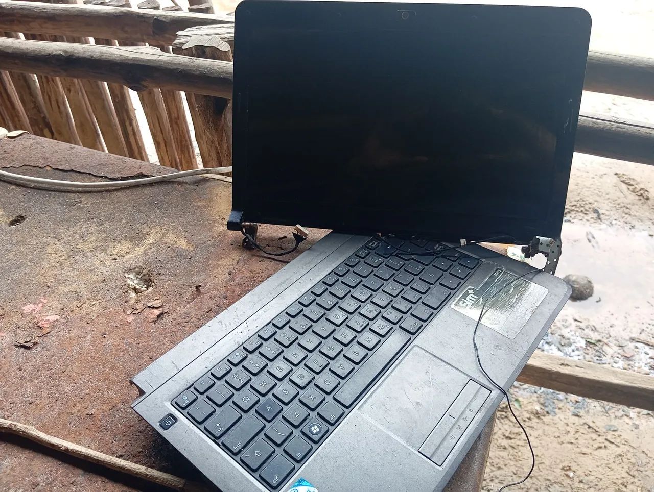 Vendo tela de computador e teclado 