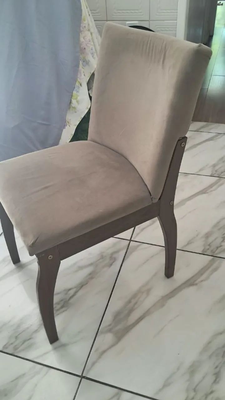 Vendo 2 cadeiras de madeira com estofado para mesa de jantar  - Foto 2