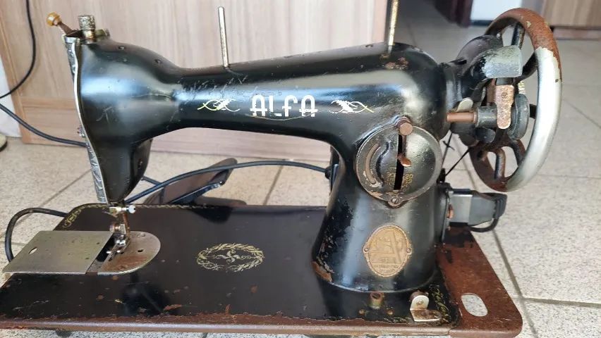 Maquina de costura antiga, Funcionando perfeitamente. - Foto 3