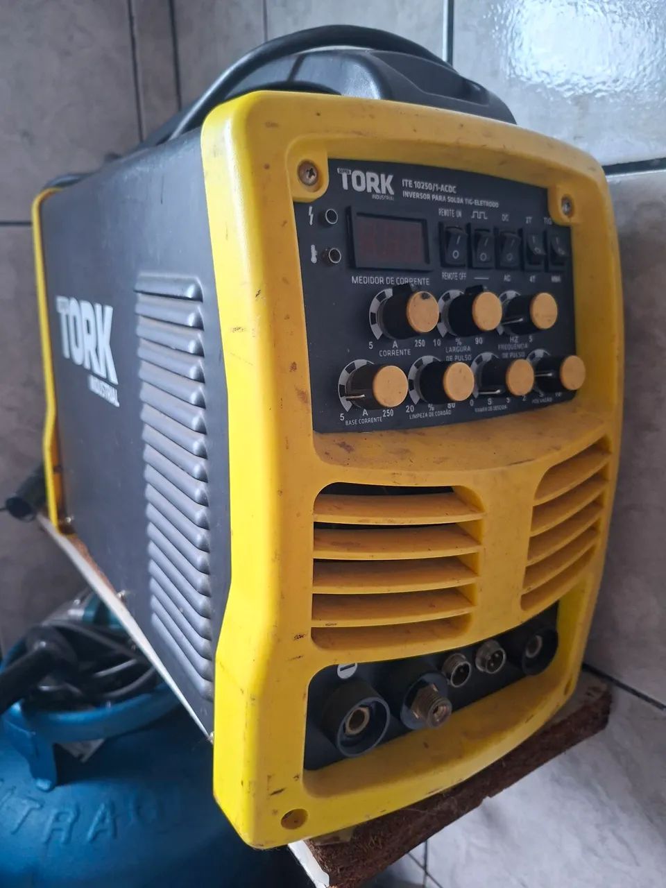 Máquina de solda tig Tork ITE 10250 ac DC mais cilindro argônio 3m e acessórios  - Foto 4