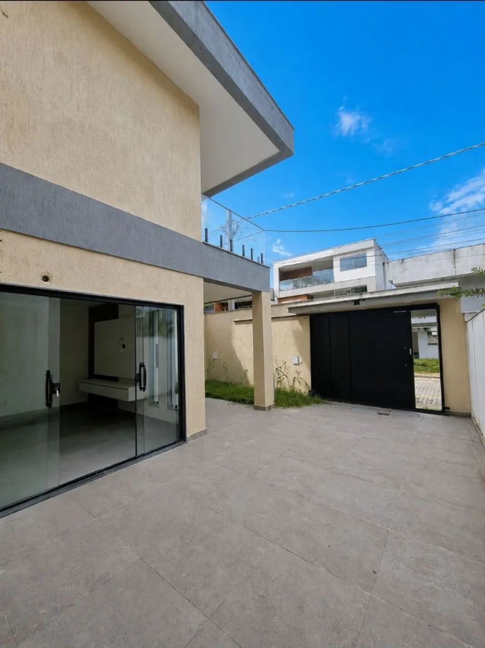 CASA C/ 4QTOS SENDO 2 SUÍTES 
