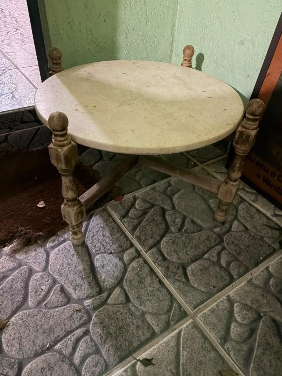 Conjunto de sofá de 3 lugares e poltrona (moveis antigos em madeira) - Foto 4