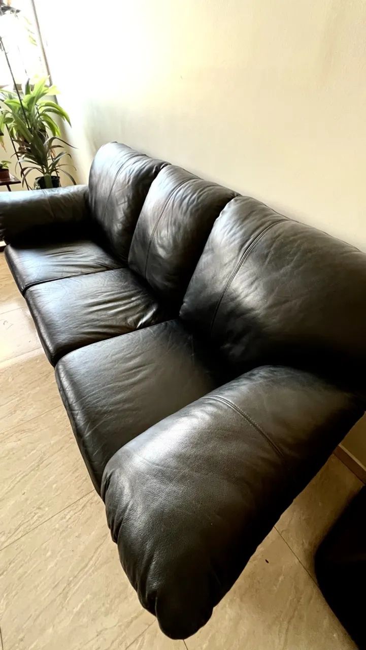 Conjunto de Sofás de Couro Preto - 2 e 3 Lugares - Foto 5