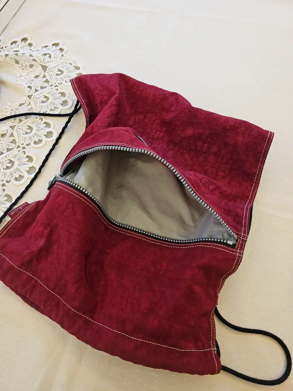 Mochila saco Kipling vermelha com macaquinho - Foto 5