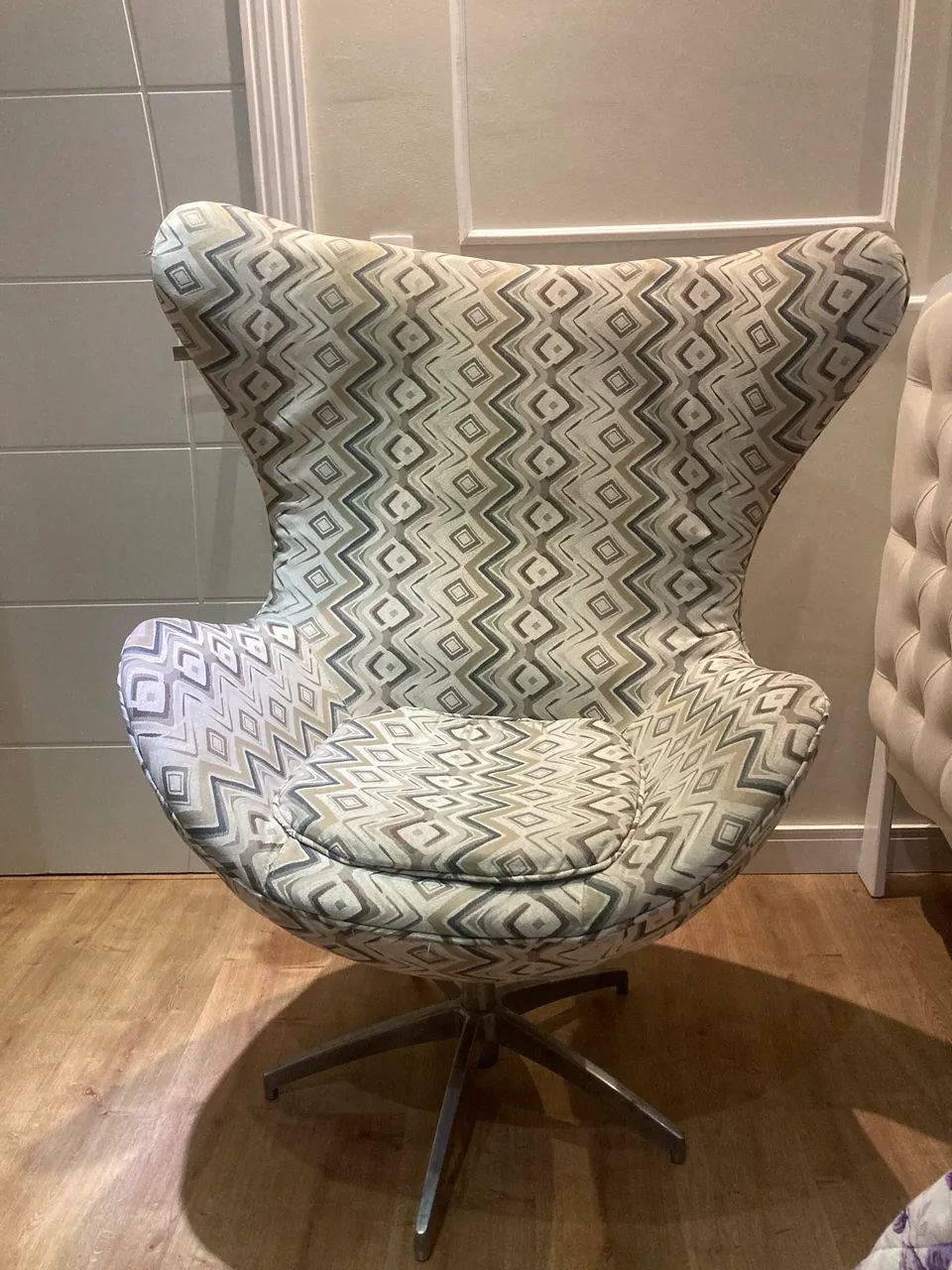 Poltrona Decorativa Giratória Estilo Egg - Moderna e Confortável