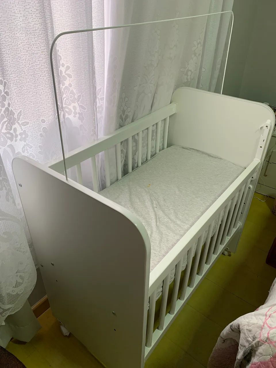 Mini berço com rodinhas e grade ajustável  - Foto 4
