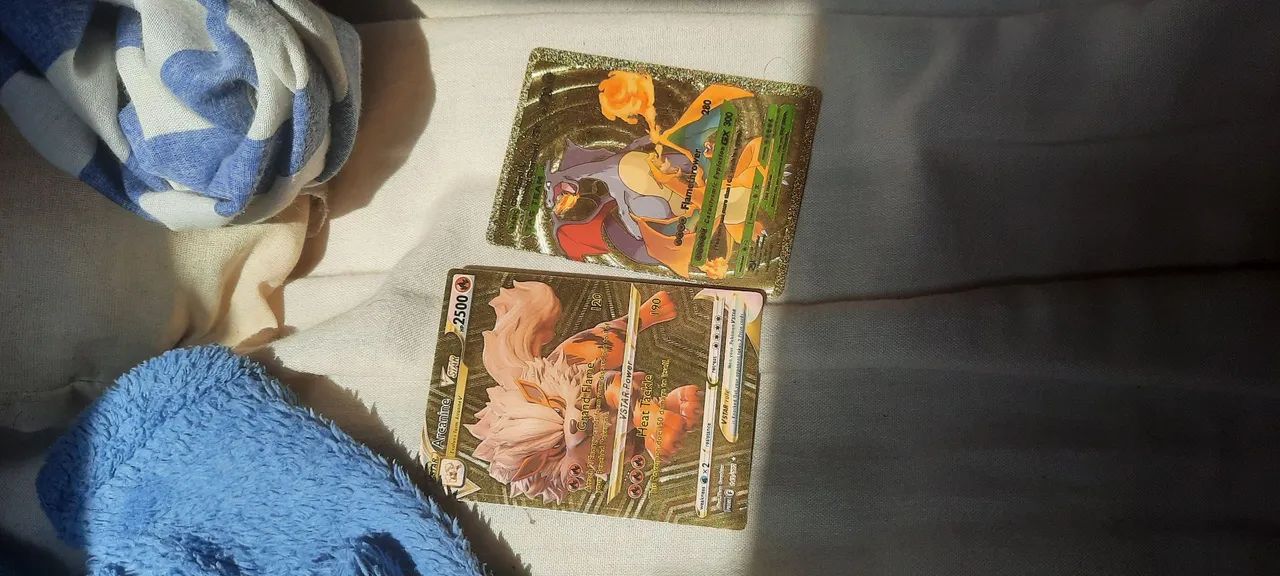 Fan-cards Pokemon dourado Charizard e Arcanine