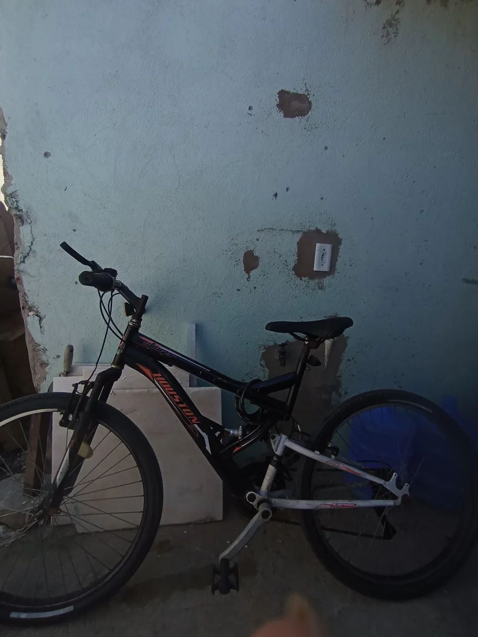 Vendo bicicleta com marcha e mola suspensora - Foto 2