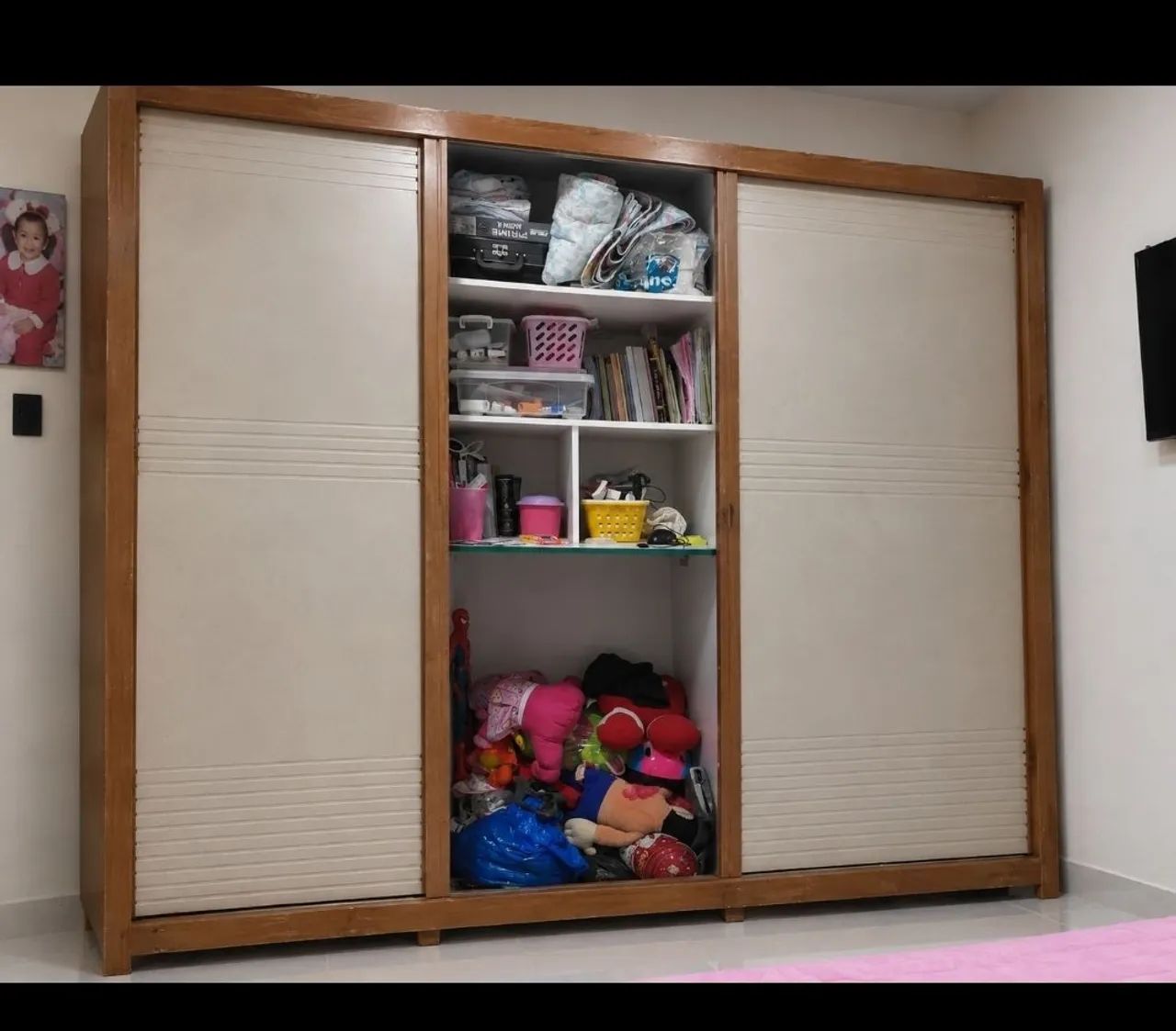 Guarda- roupa 3 portas de correr. Com espaço  e em bom estado de uso. - Foto 3