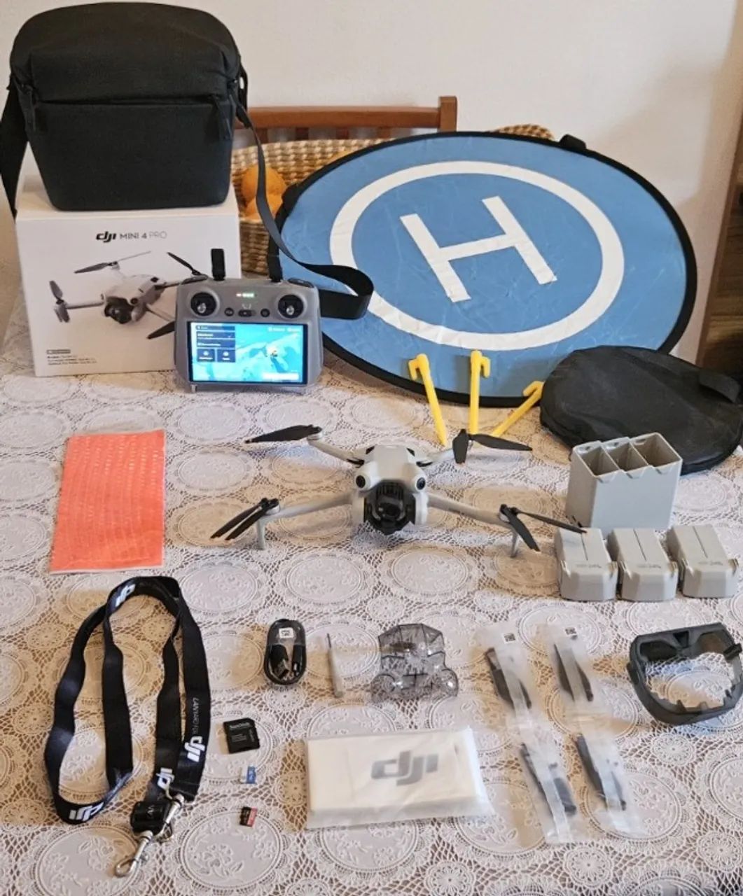 Drone Dji Mini 4 Pro Fly More Combo Plus DJI Rc2 4k Cor Cinza 5.8 GHz
