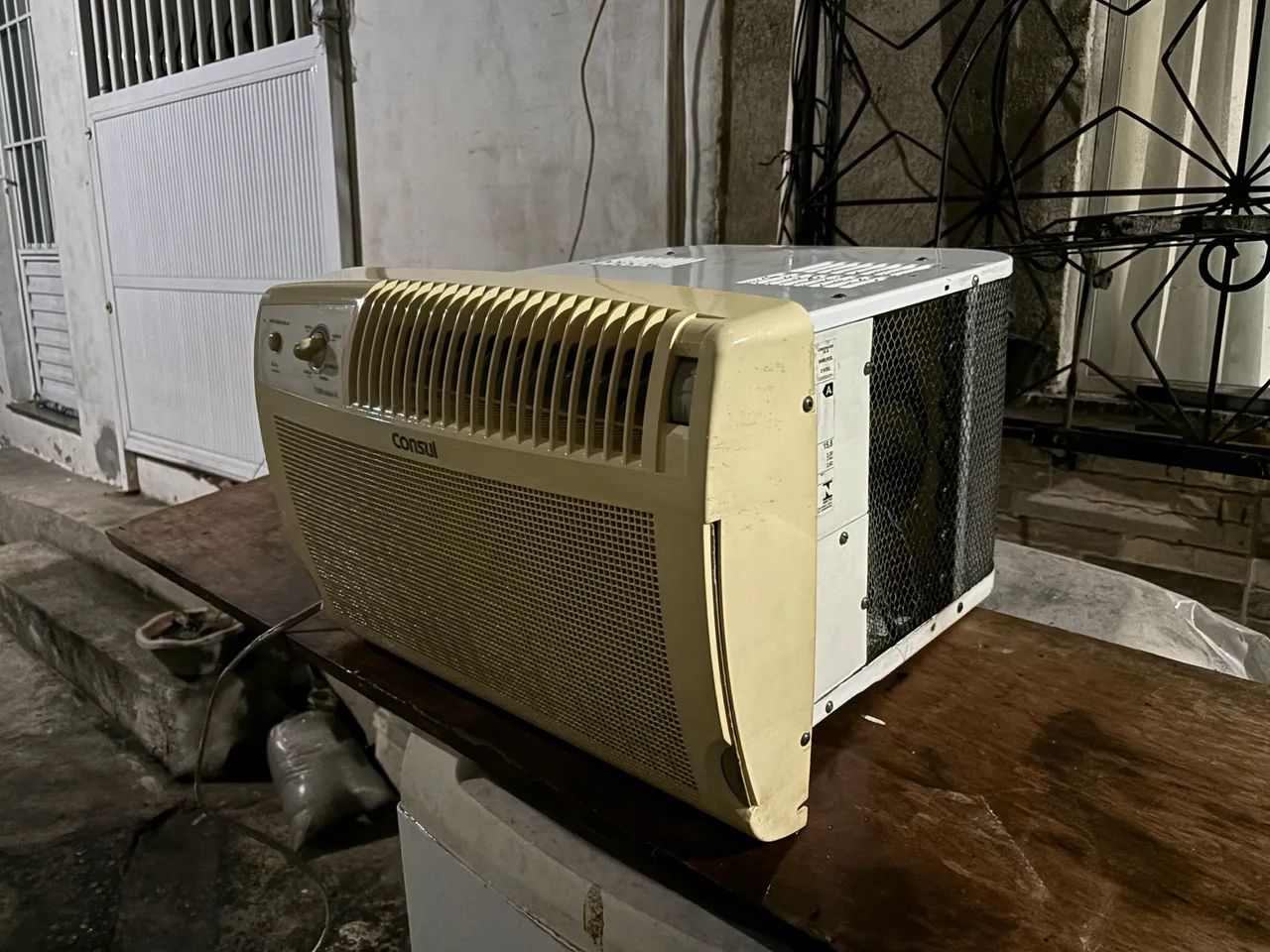 Vendo ar condicionado e um frigobar 