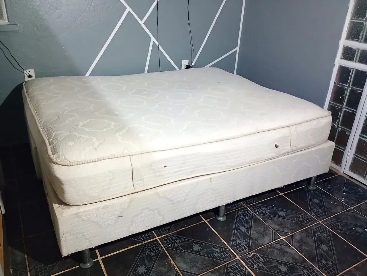 Cama queen size duas bases e colchão de molas confortável e higienizada  - Foto 5