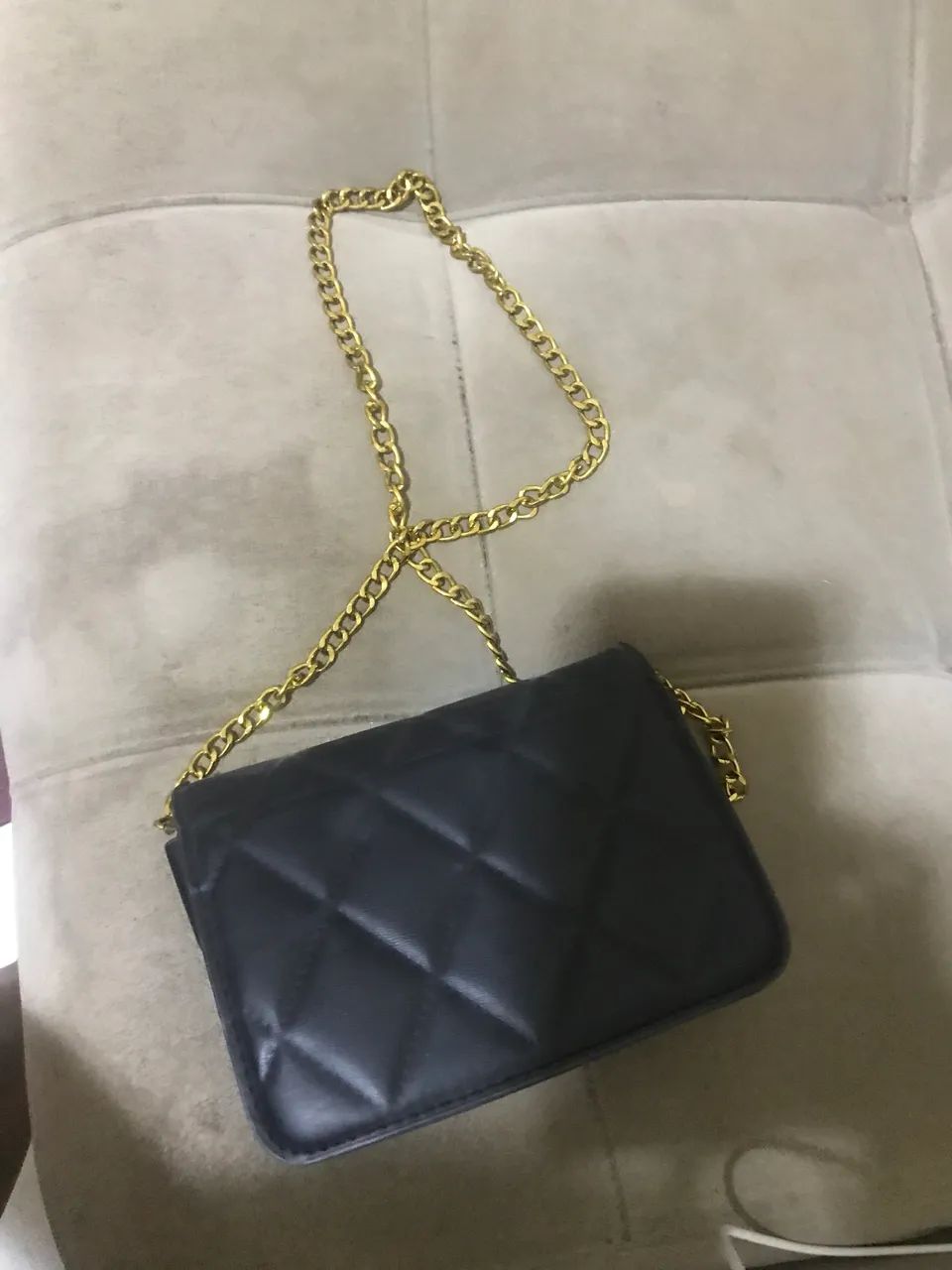 Bolsa preta com alça de corrente pequena  - Foto 3