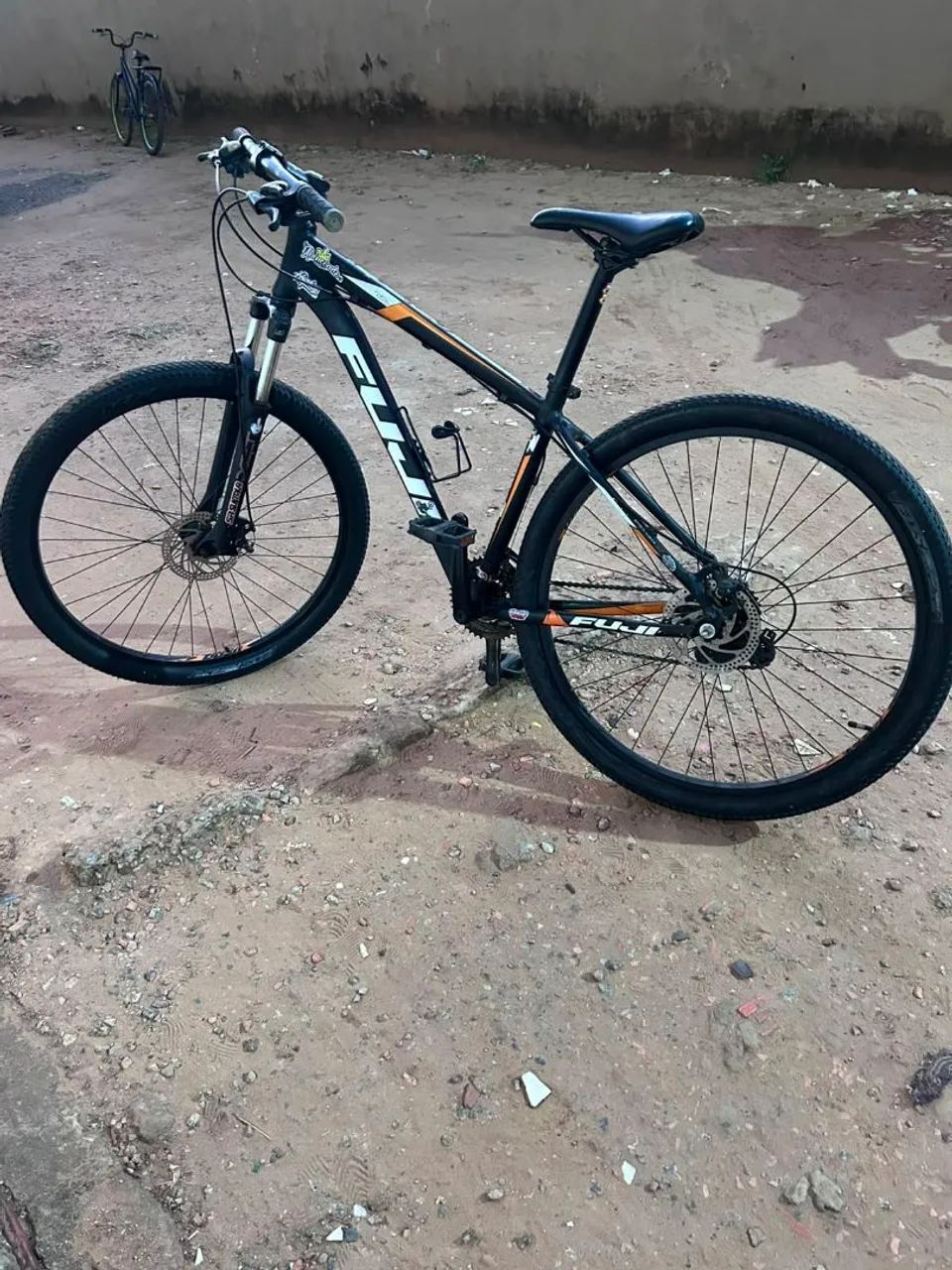 Bicicleta Aro 29 Semi Nova Com Marcha E Freio A Disco So Pega E Usa - Foto 3